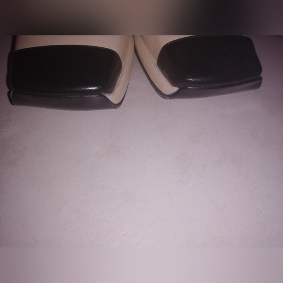 🐧 Chanel Women's Cream & Black Cap Toe Flats with bow in front - Picture 5 of 8